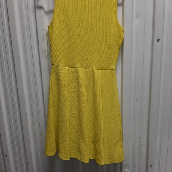 Ladies clothing - Picture 2 of 8